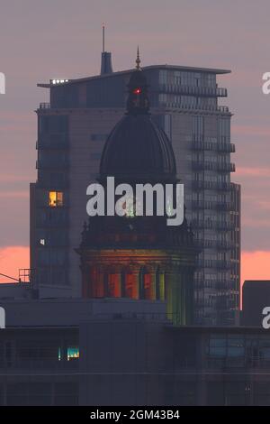 Leeds Town Hall & K2 appartamenti all'alba a Leeds Foto Stock