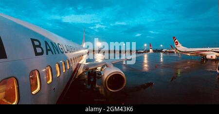 Foto dell'aereo del Bangladesh in aeroporto di notte. Foto Stock