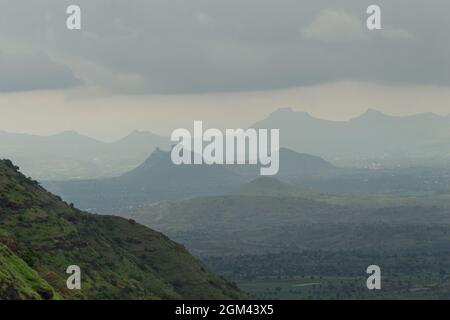 La splendida vista delle catene montuose di Sahyadri a Maharashtra. Foto Stock