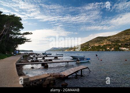 Dubrovnik, Croazia - Ottobre, 10 2019: Vista panoramica della costa croata con piccole barche da pesca ormeggiate di fronte al traghetto e il porto delle navi da crociera Gruz, vicino al vecchio Foto Stock