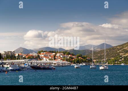 Dubrovnik, Croazia - Ottobre, 10 2019: Marina Frapa con yacht a Dubrovnik è marina protetta all'ingresso della zona marittima di Gruz, di fronte al traghetto e. Foto Stock