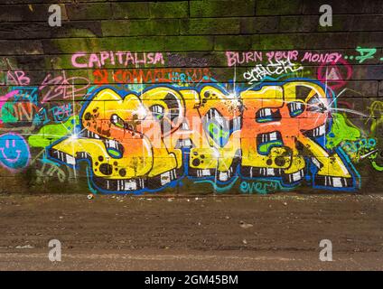 Opere d'arte Graffiti all'interno del tunnel ferroviario Innocent, Edimburgo, Scozia, Regno Unito Foto Stock
