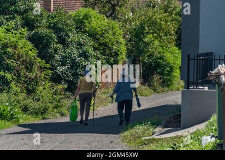 Donne anziane sul sentiero dal cimitero in estate caldo giorno di sole in Slovacchia Foto Stock