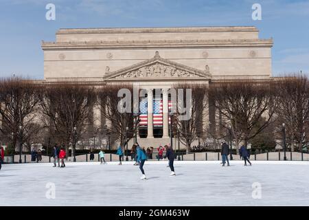 Pattinaggio su ghiaccio presso la National Gallery of Art Sculpture Garden Foto Stock