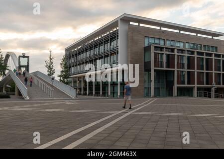 Maaskantoren si trova a plein 1992 progettato dall'architetto olandese Jo Coenen e costruito per servire come edificio per uffici e annesso della Crown Plaza Foto Stock