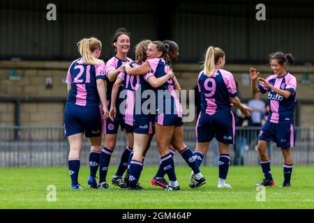 Le donne del Dulwich Hamlet FC celebrano un obiettivo in un preseason amichevole contro Enfield Town a Champion Hill. 8 agosto 2021 Foto Stock