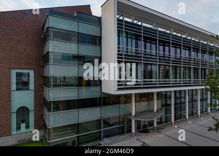 Maaskantoren si trova a plein 1992 progettato dall'architetto olandese Jo Coenen e costruito per servire come edificio per uffici e annesso della Crown Plaza Foto Stock