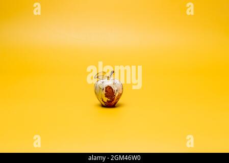 onyx pietra mela su sfondo giallo feng shui Foto Stock