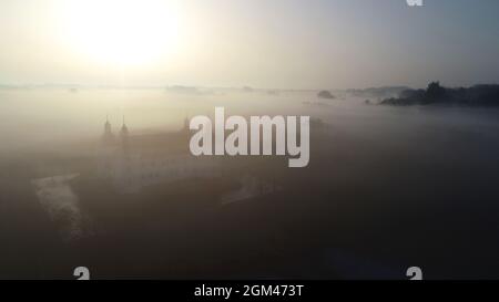 Engelsholm Manor nello Jutland meridionale, Danimarca, sbucciando da una coperta di nebbia una mattina nel mese di febbraio. Bredsten, Danimarca, 2021 Foto Stock