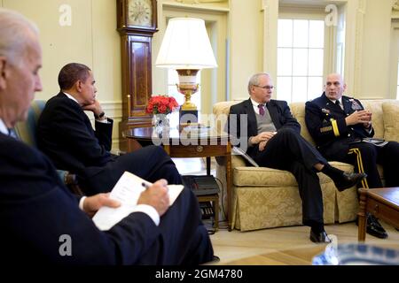 Il Presidente Barack Obama e il Vice Presidente Joe Biden incontreranno l'Ambasciatore degli Stati Uniti in Iraq Chris Hill e il Generale Raymond odierno, comandante generale della forza Multi-Nazionale-Iraq, presso l'Ufficio ovale, 17 febbraio 2010. (Foto ufficiale della Casa Bianca di Pete Souza)questa fotografia ufficiale della Casa Bianca è resa disponibile solo per la pubblicazione da parte delle organizzazioni di notizie e/o per uso personale per la stampa da parte del soggetto(i) della fotografia. La fotografia non può essere manipolata in alcun modo e non può essere utilizzata in materiali commerciali o politici, pubblicità, e-mail, prodotti, promozioni che in qualsiasi modo suggerisce Foto Stock