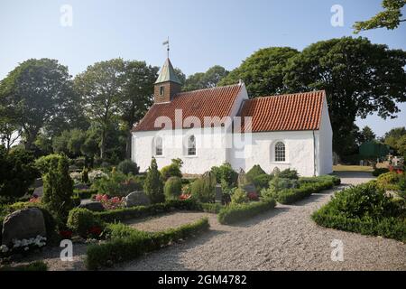 La chiesa di Hjarnø è la seconda chiesa più piccola della Danimarca ed è probabilmente costruita nel XVI secolo. Hjarnø è una piccola isola vicino a Horsens in DK Foto Stock