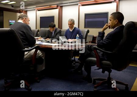 Il Presidente Barack Obama ha convocato una conferenza dalla stanza della situazione della Casa Bianca per il terremoto in Cile, 27 febbraio 2010. Nella foto sono raffigurati, da sinistra a destra, Tom Donilon, vice consigliere nazionale per la sicurezza, Rajiv Shah, amministratore di USAID, e Rahm Emanuel, capo dello staff della Casa Bianca. Altri funzionari del gabinetto si sono Uniti alla riunione per telefono.(foto ufficiale della Casa Bianca di Pete Souza) Foto Stock