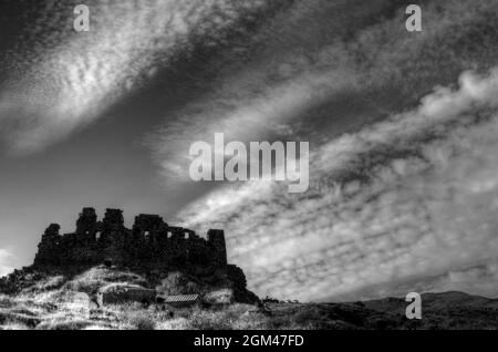 Foto in scala di grigi della Fortezza di Amberd su una collina sotto la luce del sole ad Aragatsotn, Armenia Foto Stock