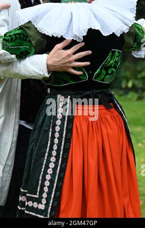 Abbinatevi al tradizionale costume di Schaumburger alla tradizionale danza popolare Foto Stock