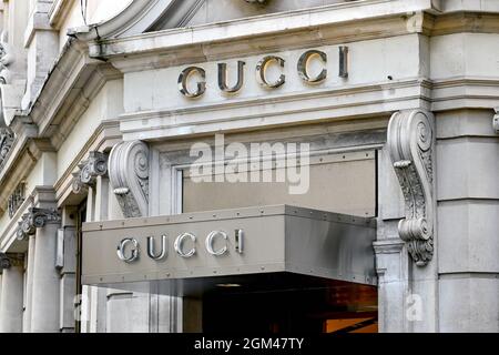 Londra, Inghilterra - Agosto 2021: Cartelli sopra l'entrata del negozio Gucci in New Bond Street Foto Stock