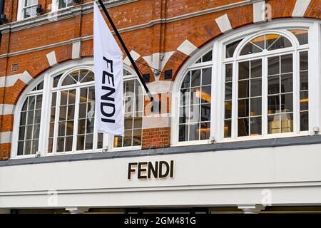 Londra, Inghilterra - Agosto 2021: Vista frontale esterna del negozio di designer Fendi su New Bond Street Foto Stock