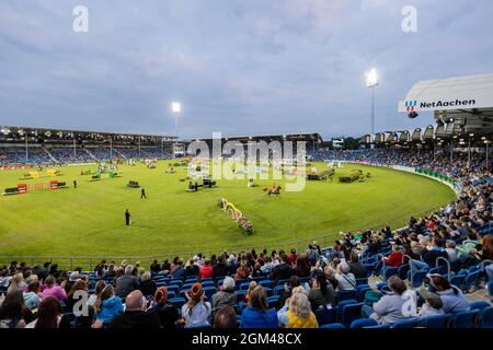 Aquisgrana, Germania. 16 settembre 2021. CHIO, Jumping, Coppa delle nazioni: Vista nello stadio, che era solo il 50% pieno a causa della pandemia di Corona. Credit: Rolf Vennenbernd/dpa/Alamy Live News Foto Stock