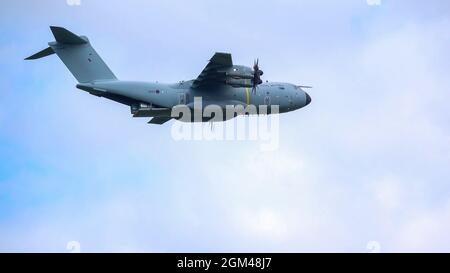 ZM401 RAF Royal Air Force Airbus A400M Atlas aereo da carico militare su un carico paracadute drop correre sopra Wiltshire Regno Unito Foto Stock