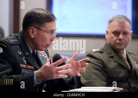 Il generale David Petraeus, Comandante, comando Centrale degli Stati Uniti, a sinistra, gesti parlando con il presidente Barack Obama incontra e la squadra di sicurezza nazionale su Afghanistan e Pakistan, durante un incontro nella stanza della situazione della Casa Bianca, 6 maggio 2010. A destra c'è il generale James E. Cartwright, USMC, Vice Presidente, Capi congiunti del personale. (Foto ufficiale della Casa Bianca di Pete Souza) Foto Stock