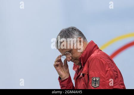 Aquisgrana, Germania. 16 settembre 2021. CHIO, Jumping, Nations' Cup: Otto Becker, allenatore nazionale, afferra il suo volto mentre segue il giro di Ahlmann. Credit: Rolf Vennenbernd/dpa/Alamy Live News Foto Stock