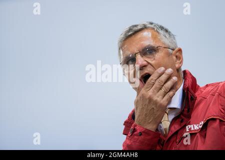 Aquisgrana, Germania. 16 settembre 2021. CHIO, Jumping, Nations' Cup: Otto Becker, allenatore nazionale, afferra il suo volto mentre segue il giro di Ahlmann. Credit: Rolf Vennenbernd/dpa/Alamy Live News Foto Stock