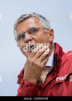 Aquisgrana, Germania. 16 settembre 2021. CHIO, Jumping, Nations' Cup: Otto Becker, allenatore nazionale, afferra il suo volto mentre segue il giro di Ahlmann. Credit: Rolf Vennenbernd/dpa/Alamy Live News Foto Stock