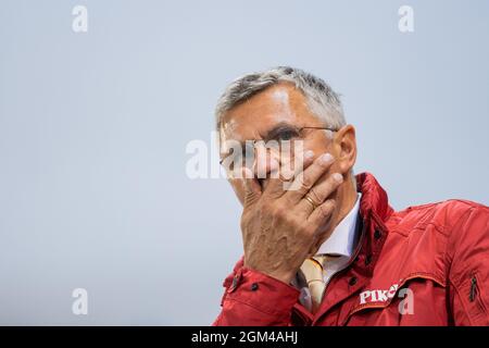 Aquisgrana, Germania. 16 settembre 2021. CHIO, Jumping, Nations' Cup: Otto Becker, allenatore nazionale, afferra il suo volto mentre segue il giro di Ahlmann. Credit: Rolf Vennenbernd/dpa/Alamy Live News Foto Stock