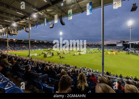 Aquisgrana, Germania. 16 settembre 2021. CHIO, Jumping, Coppa delle nazioni: Vista nello stadio, che era pieno al 50% a causa della pandemia di Corona. Credit: Rolf Vennenbernd/dpa/Alamy Live News Foto Stock