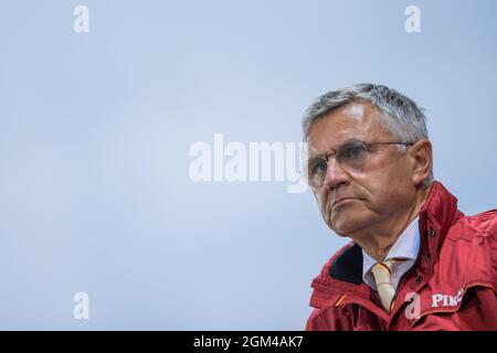 Aquisgrana, Germania. 16 settembre 2021. CHIO, Jumping, Coppa delle nazioni: Otto Becker, allenatore nazionale, segue il giro di Ahlmann. Credit: Rolf Vennenbernd/dpa/Alamy Live News Foto Stock