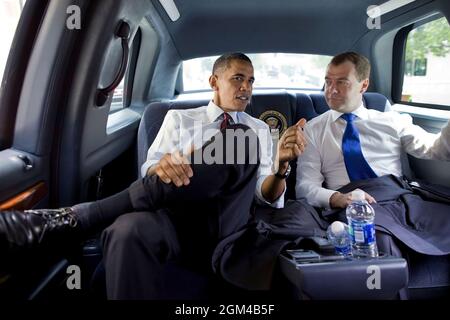Il presidente Barack Obama e il presidente della Russia Dmitry Medvedev si riuniscono per il pranzo al Ray's Hellburger di Arlington, Virginia, 24 giugno 2010. (Foto ufficiale della Casa Bianca di Pete Souza) questa fotografia ufficiale della Casa Bianca è resa disponibile solo per la pubblicazione da parte delle organizzazioni di notizie e/o per uso personale la stampa dal soggetto(i) della fotografia. La fotografia non può essere manipolata in alcun modo e non può essere utilizzata in materiali commerciali o politici, pubblicità, e-mail, prodotti, promozioni che in alcun modo suggeriscono l'approvazione o l'approvazione del presidente, della prima famiglia, o. Foto Stock