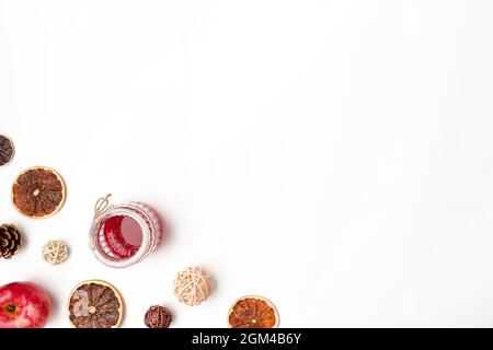 Composizione piatta autunnale di mele, cibi autunnali e decorazioni su sfondo bianco. Ingredienti per marmellata o VIN brulé. Concetto di cibo per le vacanze in autunno o in inverno. Design elegante e creativo con spazio per il testo. Foto Stock