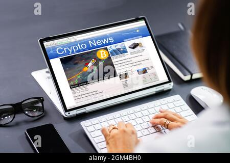 Leggere il giornale in linea del mercato di Crypto. Notizie Bitcoin Foto Stock