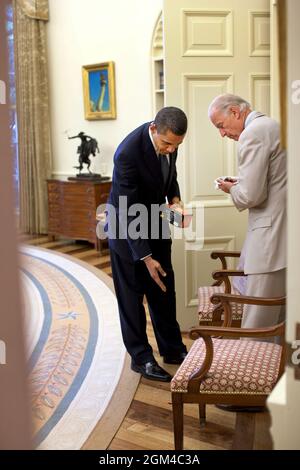 Il presidente Barack Obama segnala le briciole di torta in parola al vicepresidente Joe Biden dopo una celebrazione di compleanno a Oval Office, 4 agosto 2009. (Foto ufficiale della Casa Bianca di Pete Souza) questa fotografia ufficiale della Casa Bianca è resa disponibile solo per la pubblicazione da parte delle organizzazioni di notizie e/o per uso personale la stampa dal soggetto(i) della fotografia. La fotografia non può essere manipolata in alcun modo e non può essere utilizzata in materiali commerciali o politici, pubblicità, e-mail, prodotti, promozioni che in alcun modo suggerisce l'approvazione o l'approvazione del presidente, il primo Foto Stock