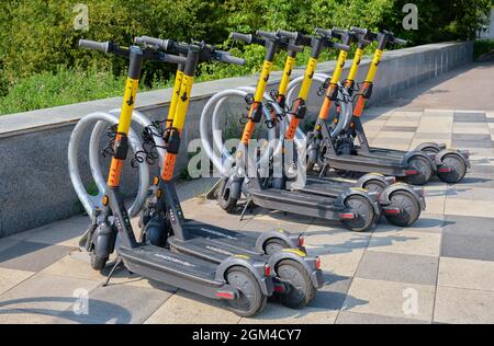 Nuovo progetto di business moderno, scooter elettrico in condivisione parcheggio in città, noleggio di trasporto mobile: Mosca, Russia - 15 agosto, 2021 Foto Stock