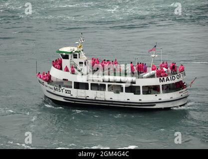 Cascate del Niagara, Ontario, Canada - 18 ottobre 2016: La Maid of the Mist VII porta i turisti alla base delle cascate Horseshoe. Foto Stock