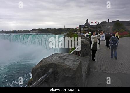 Cascate del Niagara, Ontario, Canada - 18 ottobre 2016: Tutti scattano foto alle cascate del Niagara Horseshoe. Un selfie è ancora meglio. Foto Stock