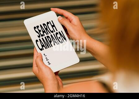 Campagna di ricerca con cartello con la scritta a mano. Business idea metodo di inserire pubblicità online su pagine web voce e video capacità di chiamata connessione Foto Stock