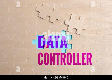 Inspirazione che mostra il controller dei dati dei segni. Persona fotografica concettuale che determina gli scopi dei dati per elaborare la creazione di un bianco non finito Foto Stock