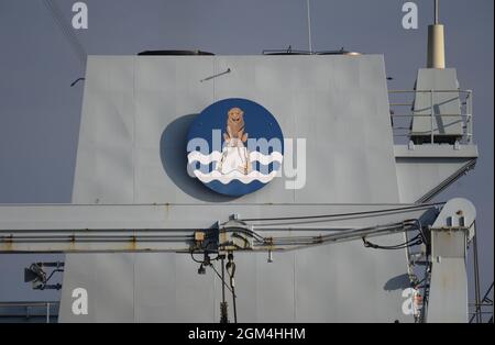 16/09/2021 Thames Barrier Woolwich UK HMS Albion è raffigurato attraversando la barriera del Tamigi. La nave da guerra era un partecipante alla S Internazionale Foto Stock