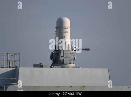 16/09/2021 Thames Barrier Woolwich UK HMS Albion è raffigurato attraversando la barriera del Tamigi. La nave da guerra era un partecipante alla S Internazionale Foto Stock