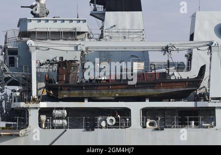 16/09/2021 Thames Barrier Woolwich UK HMS Albion è raffigurato attraversando la barriera del Tamigi. La nave da guerra era un partecipante alla S Internazionale Foto Stock