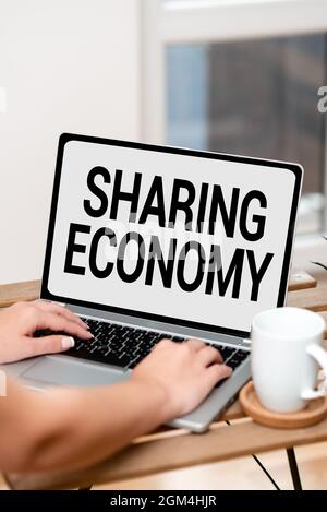 Didascalia di testo che presenta Sharing Economy. Approccio aziendale consumo collaborativo o peertopeerbased condivisione di lavori online e lavoro in remoto Foto Stock