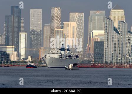 16/09/2021 Thames Barrier Woolwich UK HMS Albion è raffigurato attraversando la barriera del Tamigi. La nave da guerra era un partecipante alla S Internazionale Foto Stock