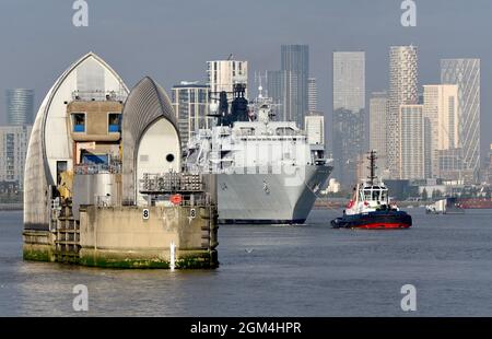 16/09/2021 Thames Barrier Woolwich UK HMS Albion è raffigurato attraversando la barriera del Tamigi. La nave da guerra era un partecipante alla S Internazionale Foto Stock