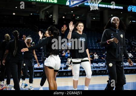 Chicago, Stati Uniti. 11 Settembre 2021. Chicago Sky giocatori durante il warmups prima della partita il 12 settembre - Winstrust Arena credito: SPP Sport Press Foto. /Alamy Live News Foto Stock