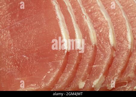 Lombata magra di maiale marinata cruda tagliata a fette sottili con quasi tutto il grasso rifinito Foto Stock