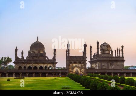 Bijapur, Karnataka, India : Mausoleo e moschea Ibrahim Rouza del XVII secolo considerato come uno dei monumenti islamici più magnificamente proporzionati i Foto Stock