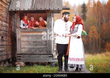 Il concetto di antiche tradizioni. Carnevale slavo. Riti, danze, racconti di fortuna. Abiti di slavi europei. Foto Stock