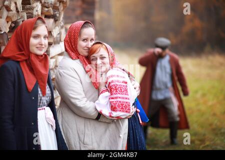 Il concetto di antiche tradizioni. Carnevale slavo. Riti, danze, racconti di fortuna. Abiti di slavi europei. Foto Stock