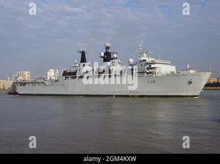 16/09/2021 Thames Barrier Woolwich UK HMS Albion è raffigurato attraversando la barriera del Tamigi. La nave da guerra era un partecipante alla S Internazionale Foto Stock